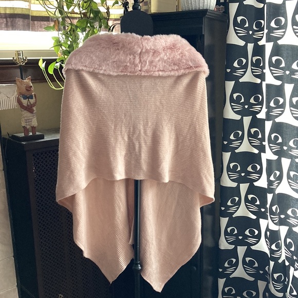 JcPenny Blush Pink Faux Fur Shrug Poncho - Picture 4 of 5